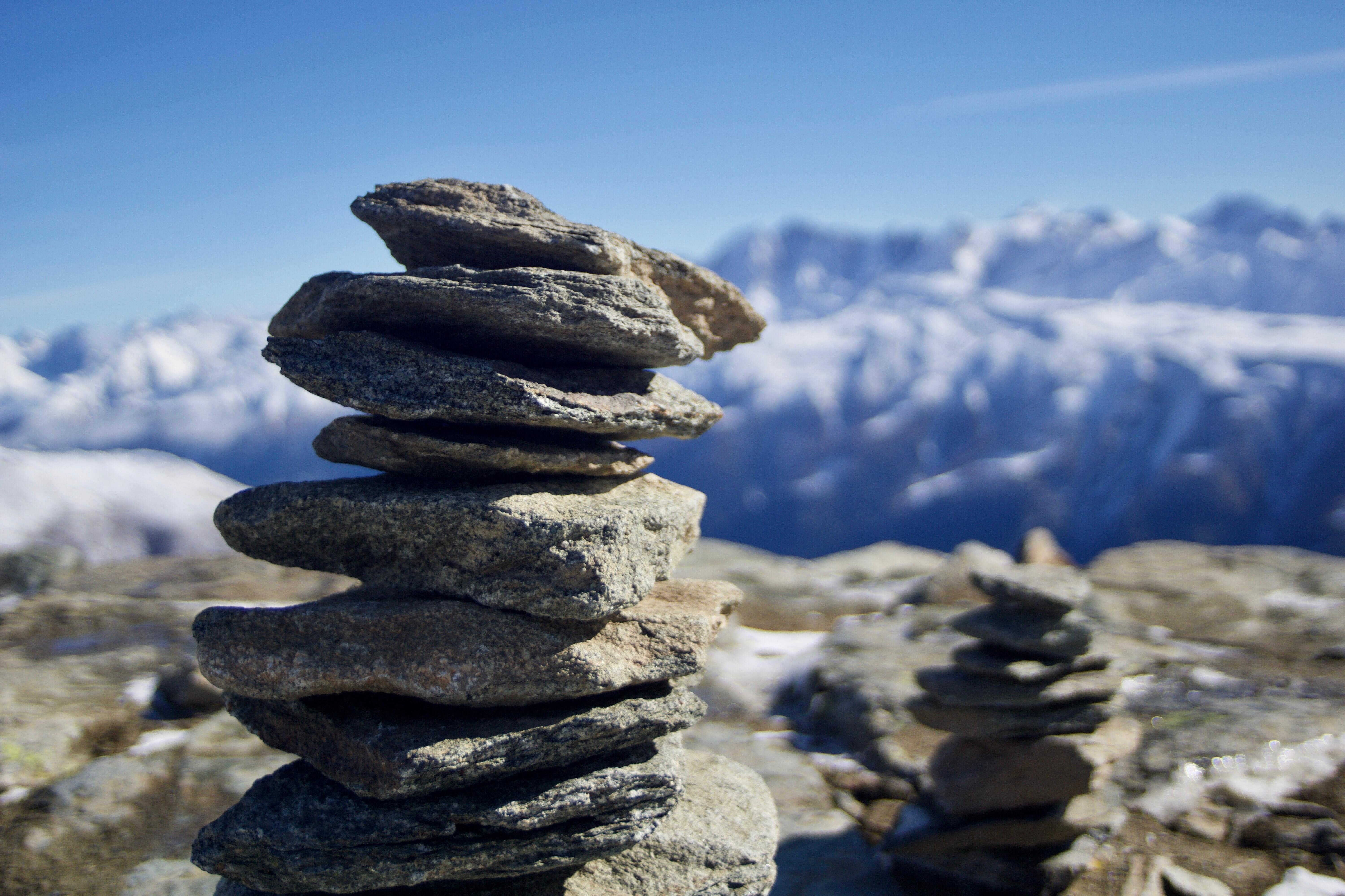 Горные камни. Rock pile. Cairn of Stones Canada. Images under Rocks.